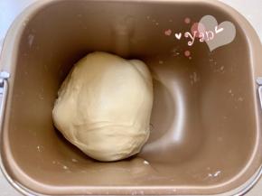 除黄油外的主面团材料和发酵好的中种面团，先液体后固体的顺序放入面包机桶内。揉面20分钟后再加入黄油揉15分钟。