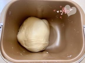 除黄油外的主面团材料和发酵好的中种面团，先液体后固体的顺序放入面包机桶内。揉面20分钟后再加入黄油揉15分钟。