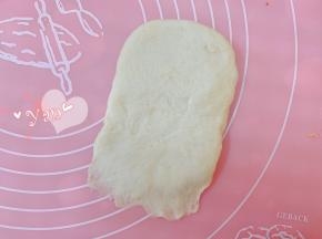 翻面，底部用手指压薄。