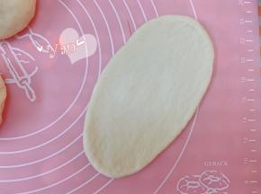 取一个面团擀开，拍掉边上的气泡。