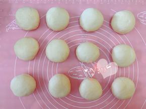 醒好的面团轻拍排气，称重后平均分成12份，滚圆。