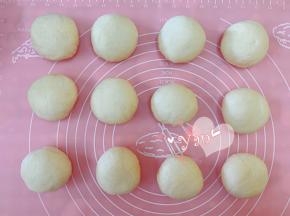 醒好的面团轻拍排气，称重后平均分成12份，滚圆。