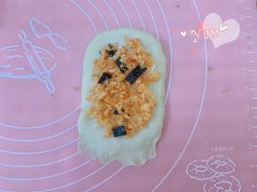 放入海苔肉松。