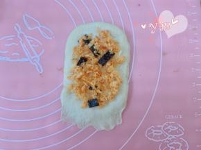 放入海苔肉松。