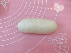 自上而下卷起，捏紧收口。