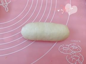 自上而下卷起，捏紧收口。