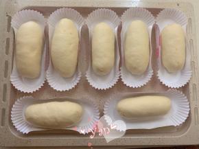 面包依次整形好。