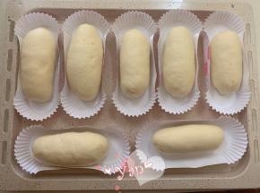 面包依次整形好。