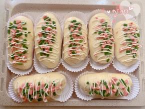 发酵好的面团表面刷上全蛋液，撒上香葱和火腿，挤上沙拉酱。