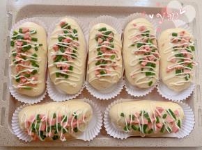 发酵好的面团表面刷上全蛋液，撒上香葱和火腿，挤上沙拉酱。