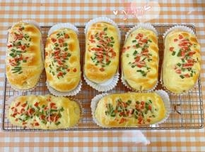 放入提前预热好的烤箱，中层，上下火，180度，烤18分钟。上色及时加盖锡纸。烤好的面包脱模，放晾网上晾凉，密封保存。