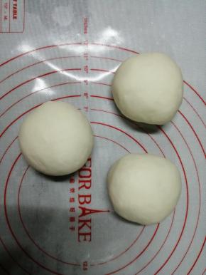 用手揉成光滑的面团，可以先揉成团，不是很光滑的时候，盖上保鲜膜，松弛5分钟，继续揉，你会发现面团非常容易揉光滑了。面团揉好后，继续松弛20分钟，因为松弛时间够的面团，在后面擀制的过程中，面片不容易回缩。在松弛的过程中，把配方里的馅料材料都拌在一起备用。把松弛后的面团分成3份，每一份都揉圆