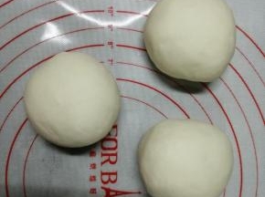 用手揉成光滑的面团，可以先揉成团，不是很光滑的时候，盖上保鲜膜，松弛5分钟，继续揉，你会发现面团非常容易揉光滑了。面团揉好后，继续松弛20分钟，因为松弛时间够的面团，在后面擀制的过程中，面片不容易回缩。在松弛的过程中，把配方里的馅料材料都拌在一起备用。把松弛后的面团分成3份，每一份都揉圆