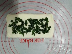 上面的部分向下盖合，两端捏紧，防止馅料露出来。再用擀面棍轻压两边擀长，在上面继续撒馅料