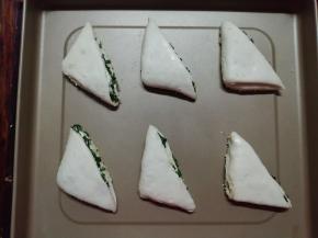 没有芝麻的一面朝上放在不粘烤盘上，放入烤箱，用烤箱的发酵档，温度35度，发酵30分钟左右，看到饼胚明显膨胀起来（烤箱内放置一碗热水，防止表面太干），若烤箱没有发酵档，可以放入温暖处发酵，比如放入一个有热水的蒸锅里