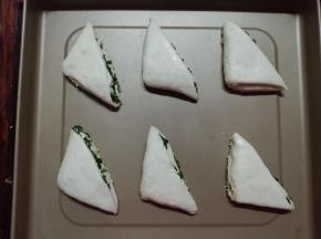 没有芝麻的一面朝上放在不粘烤盘上，放入烤箱，用烤箱的发酵档，温度35度，发酵30分钟左右，看到饼胚明显膨胀起来（烤箱内放置一碗热水，防止表面太干），若烤箱没有发酵档，可以放入温暖处发酵，比如放入一个有热水的蒸锅里