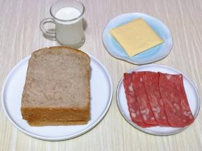 准备食材，全麦吐司我前一天做好的。