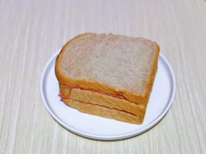 再叠加上一片吐司，放上奶酪片，培根片，最后再盖上一片吐司，这样就可以啦！