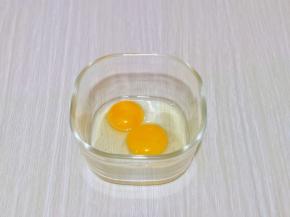 鸡蛋磕入碗中，用筷子打散。