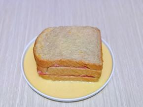 再把调好的蛋奶液倒在吐司上面。