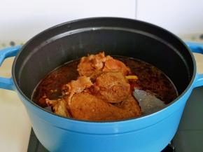 45分钟口感适合我们，关火晾凉，放入冰箱。(一定要等牛肉彻底冷后再切，建议冰箱冷藏2小时以上再切)这样切出来的牛肉很漂亮，且不容易碎。