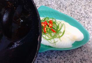 锅中烧开的热油趁热浇在葱丝上听着动听的噼里啪啦声音