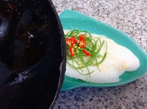 锅中烧开的热油趁热浇在葱丝上听着动听的噼里啪啦声音