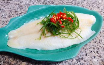 浸泡好的葱丝和小米辣摆在龙利鱼上面