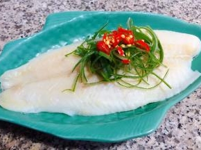 浸泡好的葱丝和小米辣摆在龙利鱼上面