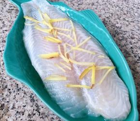 放入姜丝煨制十五分钟入味