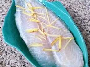 放入姜丝煨制十五分钟入味