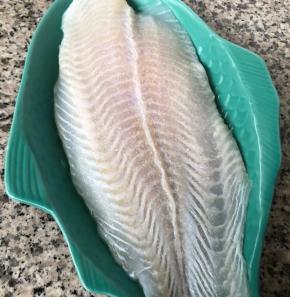 龙利鱼均匀的撒上盐和料酒按摩均匀