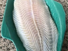 龙利鱼均匀的撒上盐和料酒按摩均匀