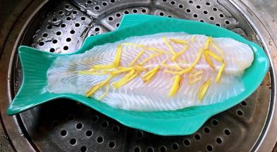 蒸锅烧开水放入龙利鱼大火蒸十分分钟