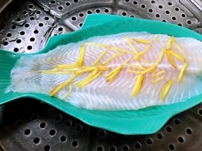 蒸锅烧开水放入龙利鱼大火蒸十分分钟