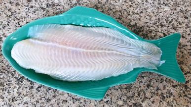 龙利鱼解冻洗净沥干水份备用