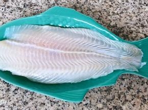 龙利鱼解冻洗净沥干水份备用