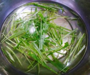 葱切成丝放入冷水中浸泡一会儿这样葱丝会变得非常漂亮