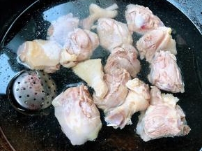 鸭腿放入锅中添加适量清水和姜片、花椒、八角调味盒大火一起炖起来