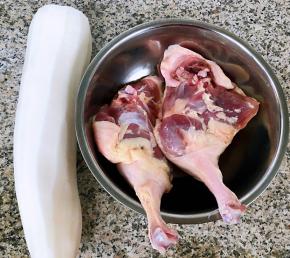 鸭腿在清水中浸泡二十分钟泡出血水后洗净白萝卜去皮洗净