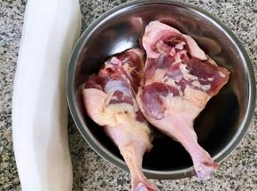 鸭腿在清水中浸泡二十分钟泡出血水后洗净白萝卜去皮洗净