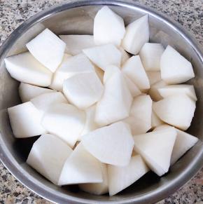 白萝卜切成滚刀块