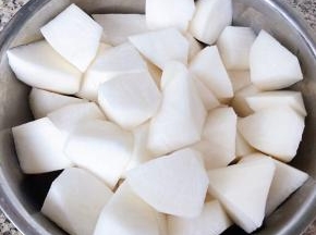 白萝卜切成滚刀块