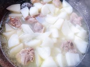 炖制白萝卜变色时放入盐改中火炖十分钟