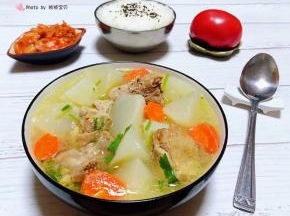 搭配一碗白米饭和辣白菜、水果一起吃就是标配的一餐