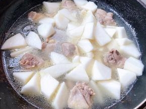 鸭腿炖制五成熟时放入白萝卜一起大火炖