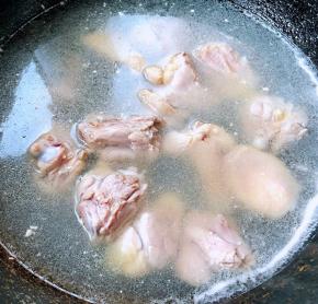 锅中烧开水放入鸭腿焯水去除油脂和杂质