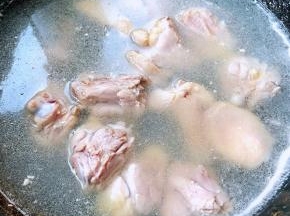 锅中烧开水放入鸭腿焯水去除油脂和杂质