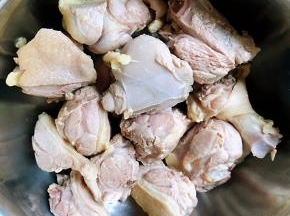 焯好水的鸭腿用冷水多冲洗几遍洗净沥干水份