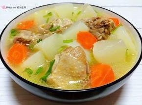 鲜嫩可口的白萝卜炖鸭腿装入容器中就大功告成了